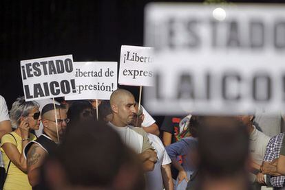 Integrantes del movimiento 15-M se manifiestan a favor de un Estado laico.