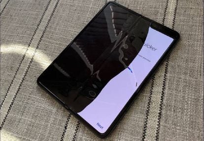 Pantalla rota del Galaxy Fold facilitado al periodista de Bloomberg Mark Gurman, según publica este en su cuenta @markgurman.