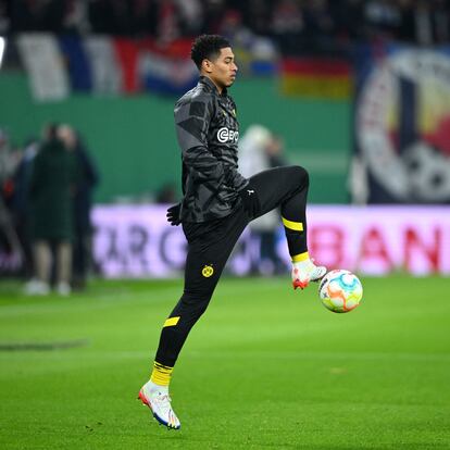 Soccer Football - DFB Cup - Quarter Final - RB Leipzig v Borrusia Dortmund - Red Bull Arena, Leipzig, Germany - April 5, 2023  Borussia Dortmund's Jude Bellingham during the warm up before the match REUTERS/Annegret Hilse DFB REGULATIONS PROHIBIT ANY USE OF PHOTOGRAPHS AS IMAGE SEQUENCES AND/OR QUASI-VIDEO.