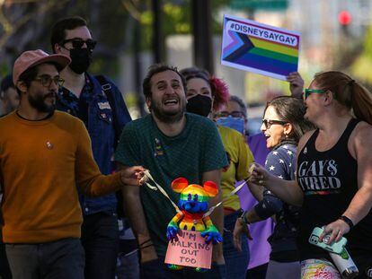 Carlos López Estrada, Juan Pablo Reyes y Nora Rogers, empleados de Disney, protestan el 22 de marzo en Burbank (California) contra la inacción de su consejero delegado, Bob Chapek, ante la promulgación en Florida de la Ley No Digas Gay.