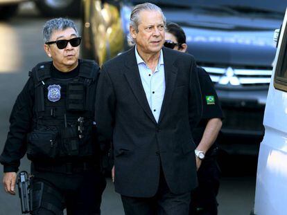 El polic&iacute;a Newton Ischii (izquierda), junto al jefe de Gabinete de Lula, Jos&eacute; Dirceu.