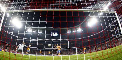Schweinsteiger marca el primer gol del partido.