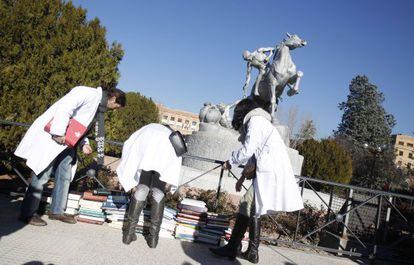 Los médicos madrileños en huelga levantan un muro de libros ante el monumento a "los portadores de la antorcha".