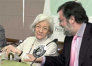 Los escritores Ana María Matute y Ramón Pernas, miembros del jurado que ha fallado la octava edición del Premio Primavera de Novela que ha ganado Lorenzo Silva.
