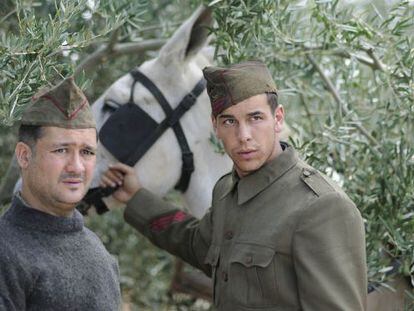 Secun de la Rosa (izquierda) y Mario Casas, en un fotograma de &#039;La mula&#039;. 