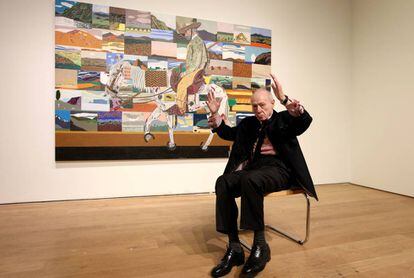 Eduardo Arroyo, en el Museo de Bellas Artes de Bilbao, ante su obra 'El regreso de las cruzadas'.