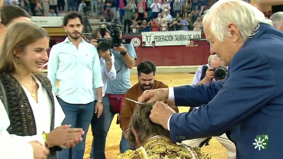 Manuel Benítez El Cordobés le corta la coleta a su hijo Manuel Díaz en una cariñosa despedida en Jaén | Cultura