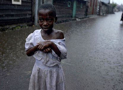Una niña camina bajo la lluvia en una calle de Goma el pasado miércoles.
