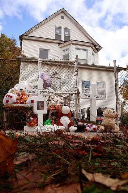 Los vecinos de los Hudson rindieron tributo a los asesinados frente a la casa en la que sucedieron los hechos.