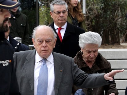 Jordi Pujol y Marta Ferrusola salen de la Audiencia Nacional tras prestar declaración, en 2016.