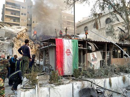 Una bandera iraní en los restos del edificio del Consulado de ese país en Damasco, la capital siria, tras el ataque israelí del pasado lunes.