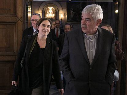 Ada Colau camina junto a Pasqual Maragall en una conferencia de 2016. 