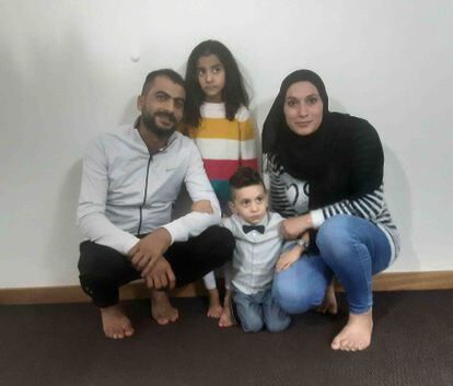 Gasan Yousef y su mujer Ramadan refugiados kurdos procedentes de Siria, el jueves 17 de septiembre con sus hijos en su piso en las afueras de Múnich
