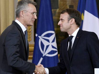 El presidente francés, Emmanuel Macron, saluda al secretario general de la OTAN, Jens Stoltenberg.