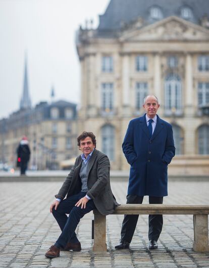 Telmo Rodriguez y Jean-Guillaume Prats (de pie) en la plaza de la Bolsa de Burdeos.