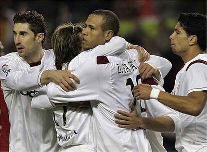 Luis Fabiano celebra su gol de penalti ante el Osasuna