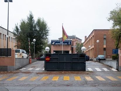 Entrada del complejo policial de Moratalaz en Madrid, donde se encuentra la comisaría de distrito en la que son encerrados los detenidos con covid-19.