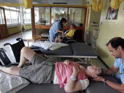 Dos sanitarios atienden a pacientes cr&oacute;nicos en el Hospital de Gorliz en Vizcaya.