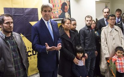 John Kerry visita un centro de refugiados tras anunciar un programa para centroamericanos