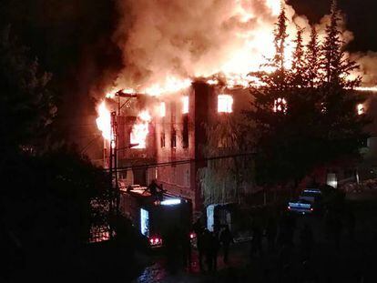 Incendio en una residencia de estudiantes en Adana (Turqu&iacute;a), este martes. 