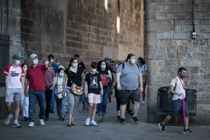 Un grupo de turistas visita el entorno de la Catedral de Barcelona.