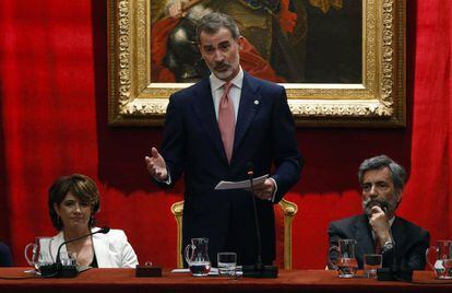 El rey Felipe VI, durante su intervención en el acto de entrega de despachos a la última promoción de fiscales en presencia de la ministra de Justicia en funciones, Dolores Delgado y el presidente del Tribunal Supremo y del Consejo General del Poder Judicial (CGPJ), Carlos Lesmes.