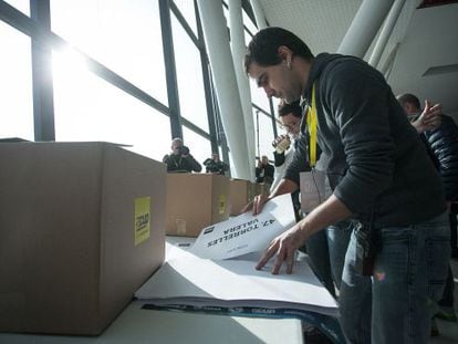 Militantes de la CUP preparan las urnas para las votaciones.