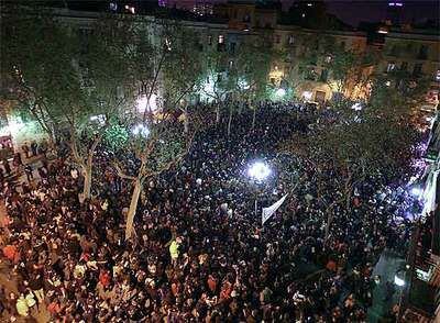 Los estudiantes anti-Bolonia finalizaron ayer la manifestación en la plaza de Osca, en Sants.