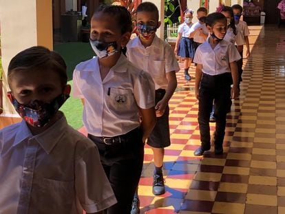 Un grupo de niños de tercer grado acude en fila a la hora del comedor en el colegio Ascensión Esquivel Ibarra, en la ciudad de Alajuela.