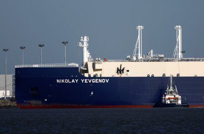 El metanero ruso Nikolay Yevgenov descarga a finales de febrero en una terminal de gas licuado en Saint-Nazaire (Francia).