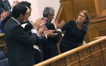 Cospedal agradece los aplausos tras el debate del estado de la regi&oacute;n. 