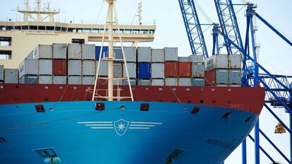 Vista de un buque de Maersk de transporte de mercancías.