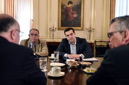 Yannis Mouzalas, a la derecha de Tsipras, en Atenas.
