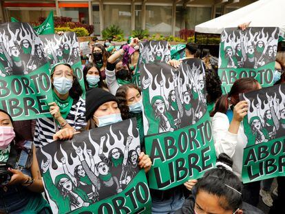 Colectivos feministas se manifiestan ante la sede de la Corte Constitucional, este lunes en Bogotá (Colombia).