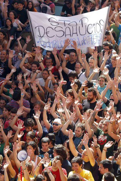 Cientos de personas contra un desahucio en Tetuán.