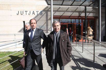 Miquel Vilardell (d) sale del juzgado de Reus, en una imagen de archivo.