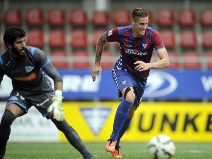 Alventosa se lleva el bal&oacute;n ente el portero del alav&eacute;s Manuel Fern&aacute;ndez.