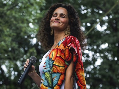 Susana Harp, en el Bosque de Chapultepec frente al Altar a la Patria.