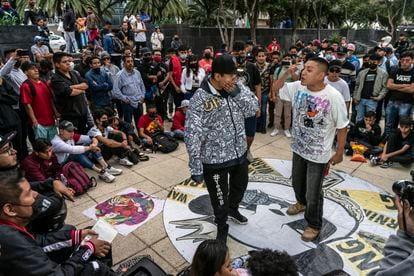 The rappers 'Trovador' and 'Reisar', in a battle of roosters at the Monument to the Revolution in Mexico City, on January 8, 2021.
