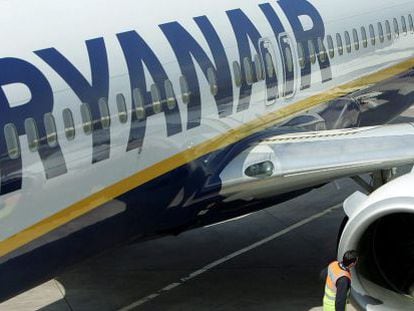 Detalle de un avi&oacute;n de la aerol&iacute;nea Ryanair. 