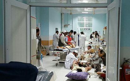 Profesionales de MSF tratan a v&iacute;ctimas afganas de un ataque talib&aacute;n en el hospital de Kunduz afectado por el bombardeo este s&aacute;bado. 