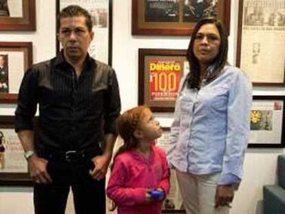 Dibier Enrique Hernández (i) y Maritza Isabel de Ávila (d), exempleados de la cantante colombiana Shakira, posan luego de una rueda de prensa este 17 de agosto, en Bogotá (Colombia).