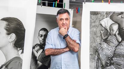 El fotógrafo Gervasio Sánchez, en Auth´Spirit, el laboratorio fotográfico profesional de Juan Manuel Castro Prieto, en Madrid. SAMUEL SÁNCHEZ