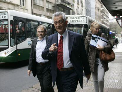 El candidato peronista Alberto Rodr&iacute;guez  Sa&aacute; durante su campa&ntilde;a electoral en Buenos Aires.