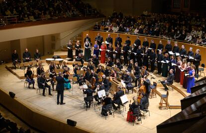 Thomas Hengelbrock conducting the Balthasar-Neumann Chor & Ensemble, last Sunday at the National Auditorium.