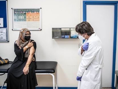 Una mujer de Bangladés es vacunada contra la covid en un centro de salud municipal.