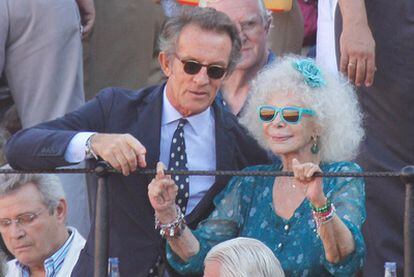 Alfonso Díez y la duquesa de Alba, el 18 de septiembre de 2011 en los toros en Sevilla.