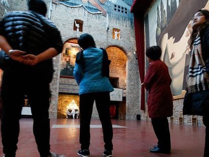 Un grupo de turistas extranjeros visita el museo Dal&iacute; en Figueres