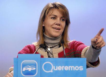 María Dolores de Cospedal, durante la rueda de prensa que ofreció ayer en la sede nacional del PP.