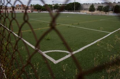 Un camp de futbol durant el confinament.